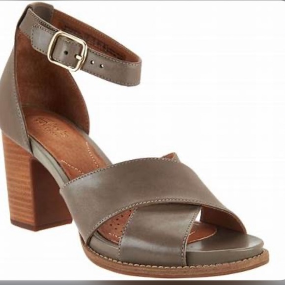 Clarks Artisan Leather Block Heel size 9 Excellent Condition in Taupe - Picture 2 of 9